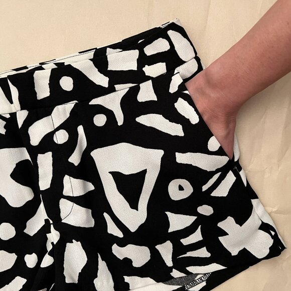 NWOT Urban Outfitters Alice & UO Black & White Patterned Shorts Size 0 - Picture 7 of 14